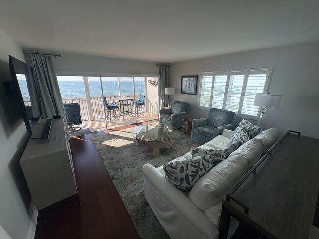 Building Photo - 333 The Esplanade N