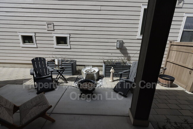 Building Photo - 2860 Yew Park Ln