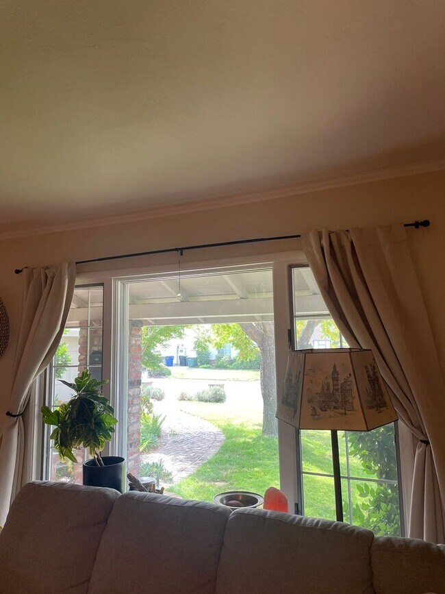 Building Photo - Charming 3 bedroom home in quiet neighborr...