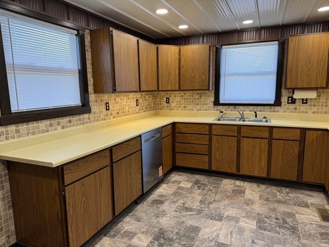 Building Photo - 2418 E 550 N