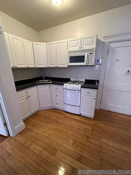 Building Photo - 64 Hemenway St