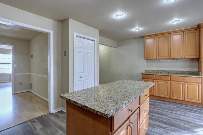 Building Photo - 3BD/2.2BA Fabulous End-Unit Townhome in Columbia