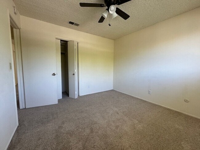 Building Photo - 2 Bedrooms, 1.5 Bathrooms