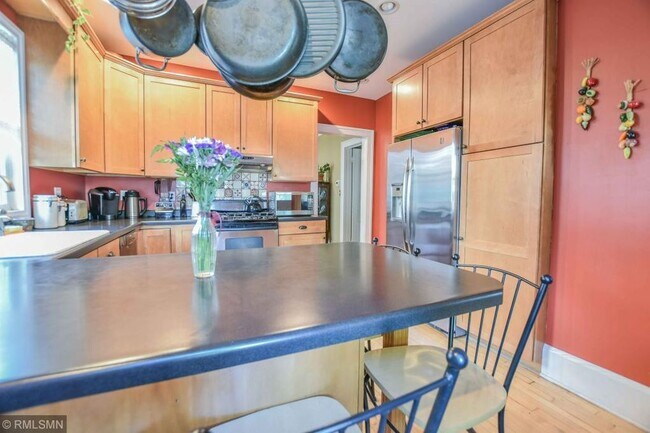 Building Photo - 253 Macalester St