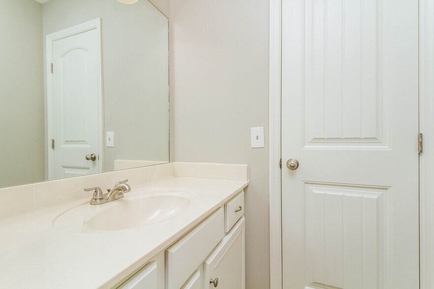 Building Photo - 5033 Singing Hills Dr