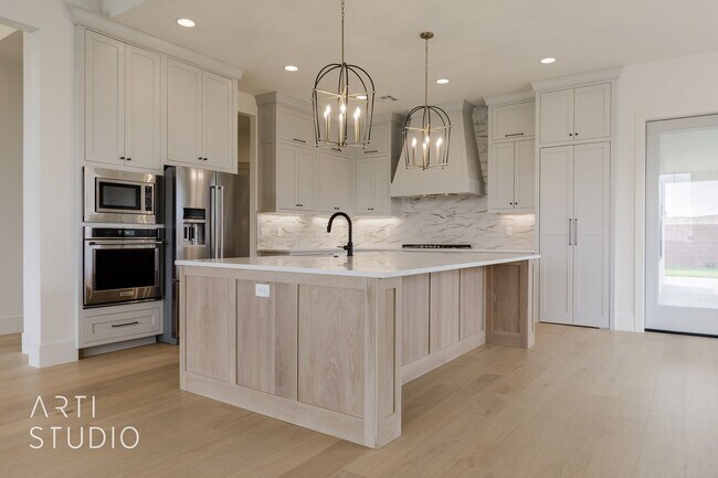 Building Photo - Beautiful Fully Furnished 3 bedroom, 2.5 B...