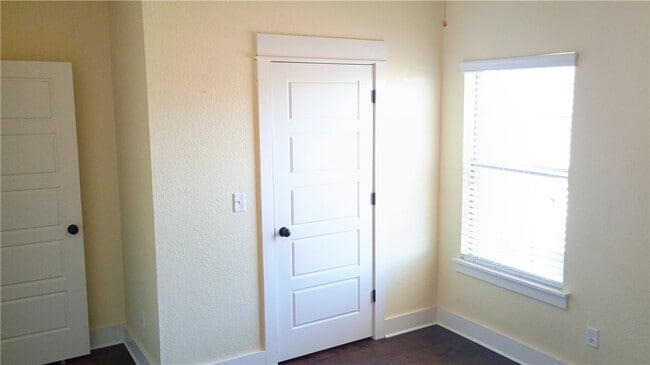 Building Photo - 1610 Sweetbriar Way