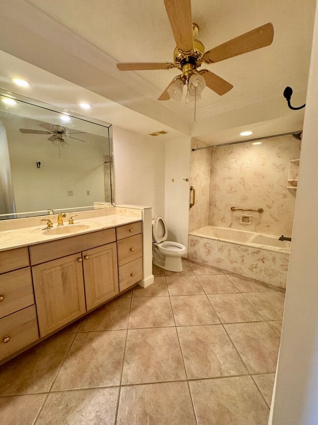 Building Photo - Live the ultimate beachside lifestyle!