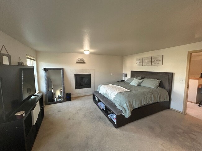 Building Photo - 4B, 2.5BA Pet-friendly home w/2-car garage...