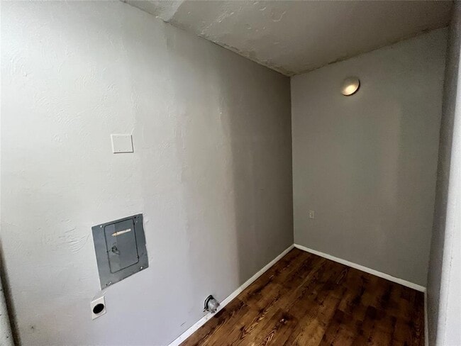 Building Photo - 817 S Kelly Ave