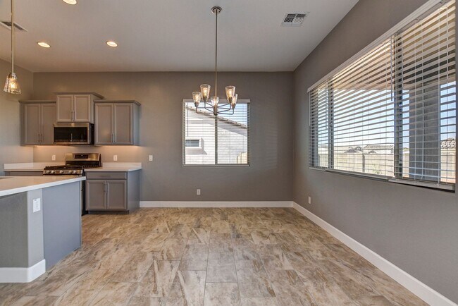 Building Photo - Beautiful large 3x2 home in Granite Dells Estates