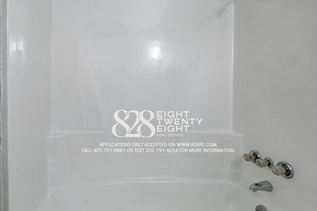 Building Photo - 2 Bed/1 Bath Triplex Home in Noble