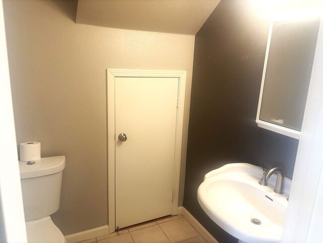 Building Photo - Beautiful 3-Bedroom Condo with Private Out...