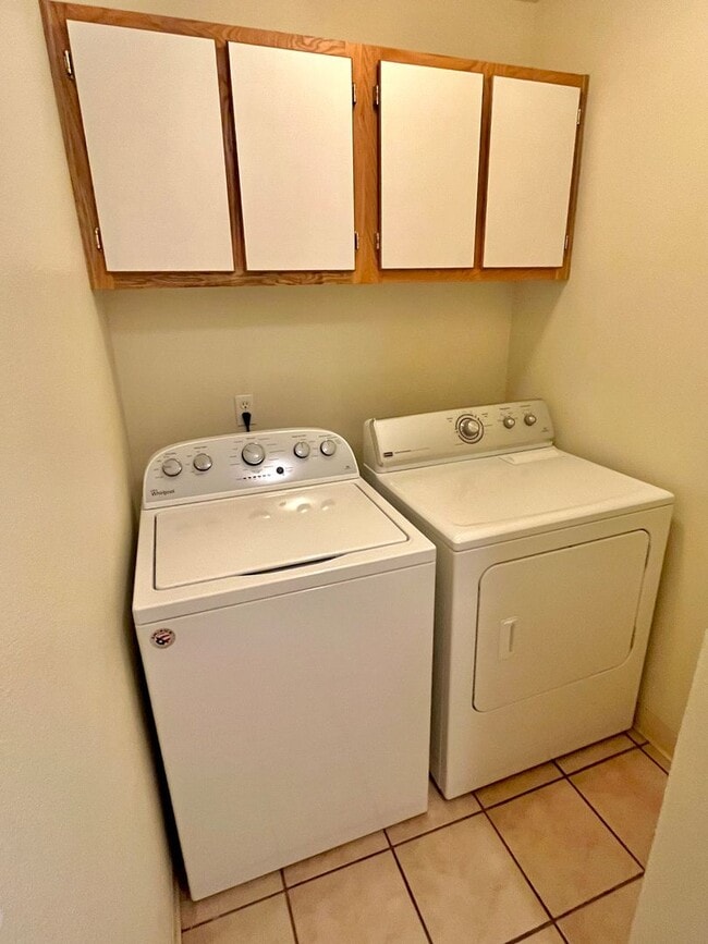 Building Photo - Spacious 2-story 2bedroom + 2.5 bath townh...