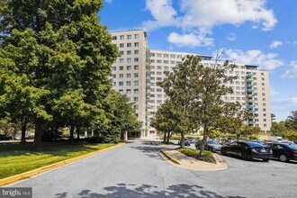 Building Photo - 10201 Grosvenor Pl