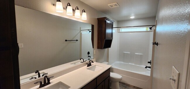 Building Photo - 2 bed/2 bath Duplex near Bunny Trail