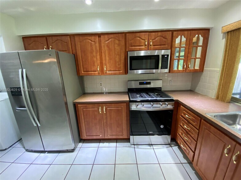 Building Photo - 8250 Southampton Dr