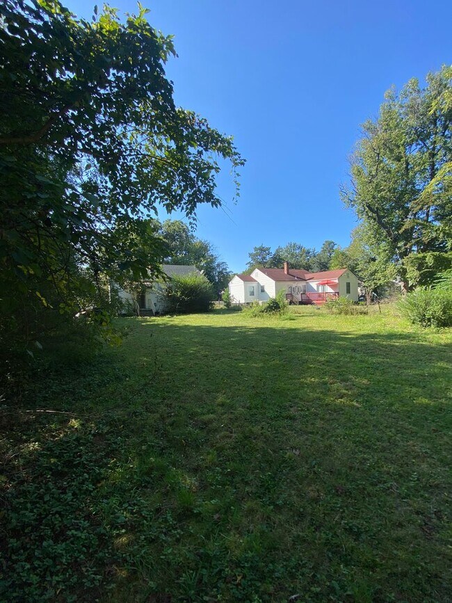 Building Photo - 3 bed house in Henrico County! Alle electric, Central HVAC, large yards, laundry Rva North side!