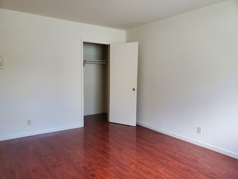 Building Photo - 885 Burbank Dr