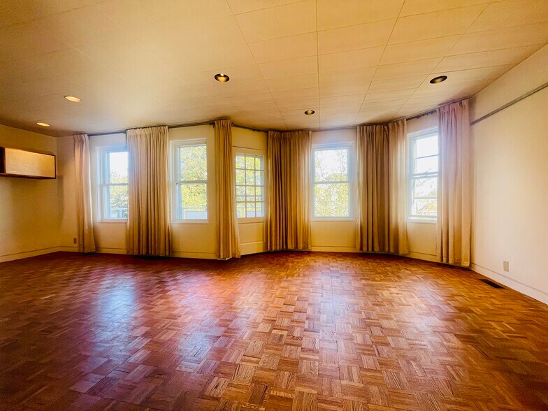 2ND FLOOR LIVING ROOM - 10 Packard Ave