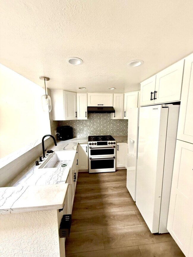 Building Photo - Great Vista Condo