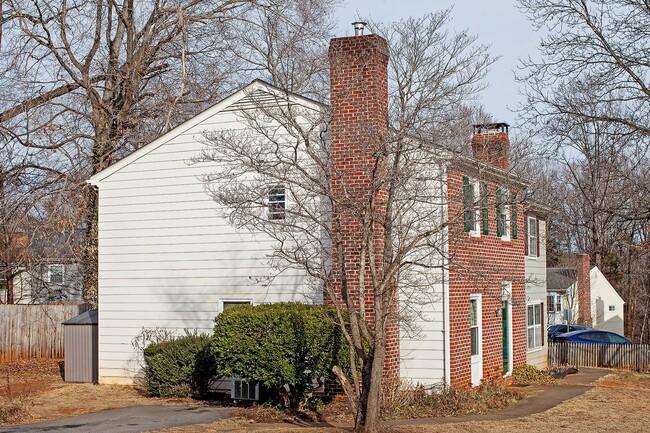 Building Photo - Move-in Ready/Pet-Friendly Briarwood Duplex