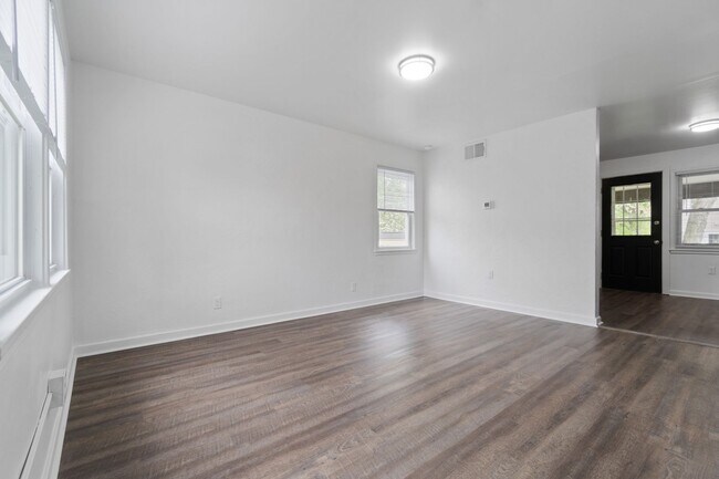 Building Photo - 2BR Townhouse in Midland, PA!!