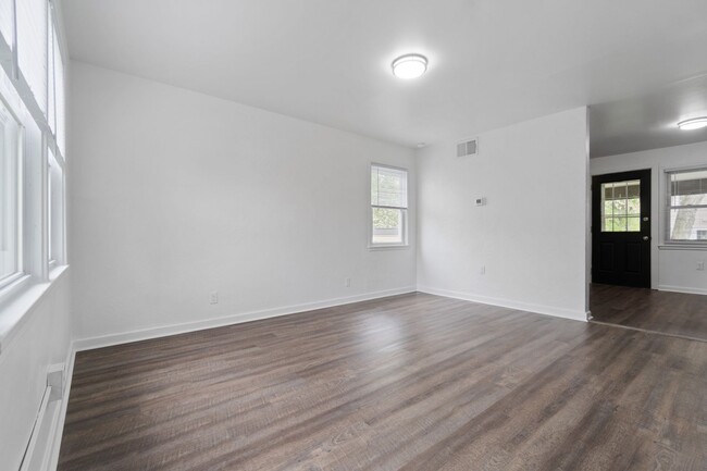 Building Photo - Newly Renovated 2-Bedroom Townhouse