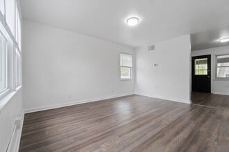 Building Photo - AVAILABLE NOW: 2 Bedroom Townhouse!!