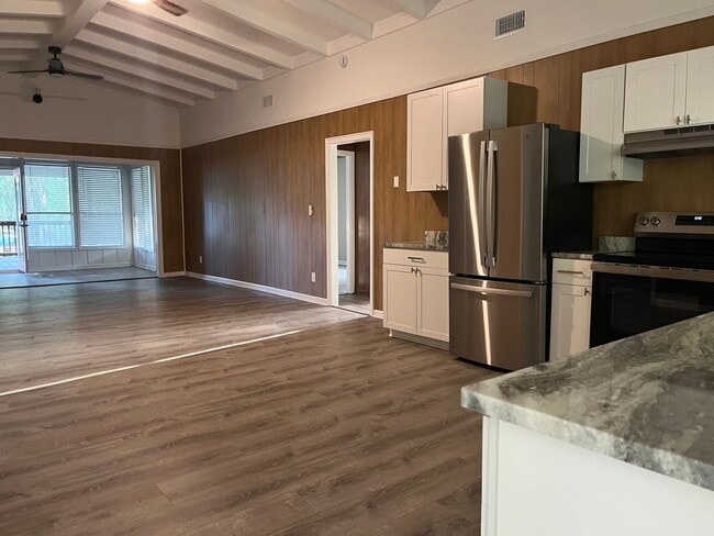 Building Photo - Spacious 4 Bedroom 2 bath home in Pawley's...
