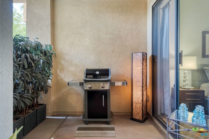 Building Photo - 820 E Palm Canyon Dr