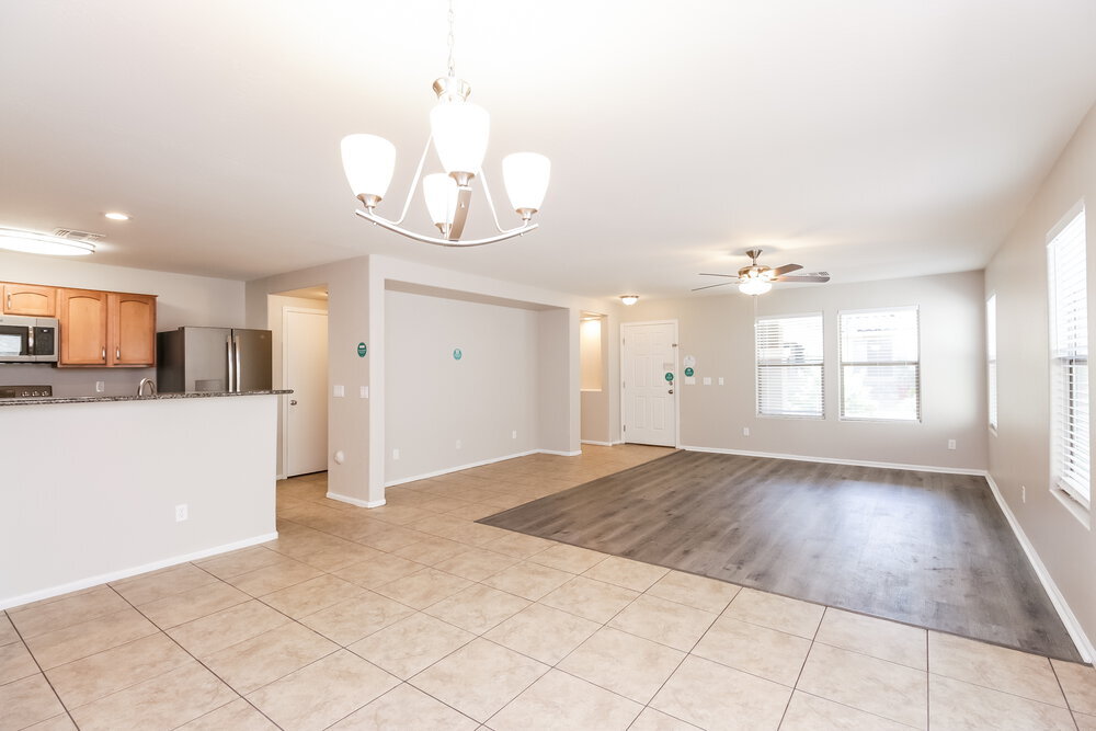 Building Photo - 992 S Hawk Ln