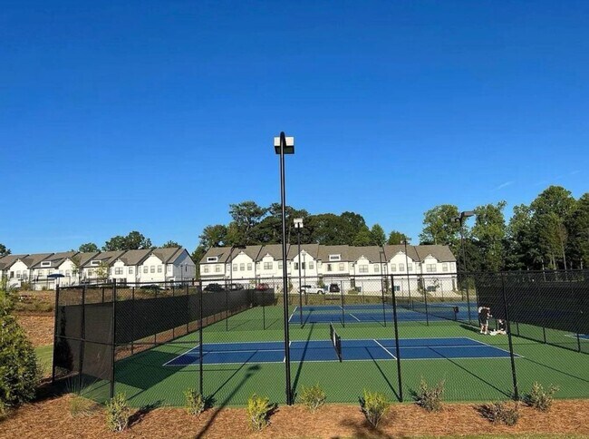 Building Photo - Beautiful end unit townhouse in the Townes...