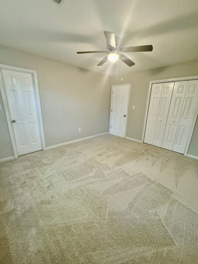 Building Photo - Charming three bedroom, two bathroom home in North Charleston!