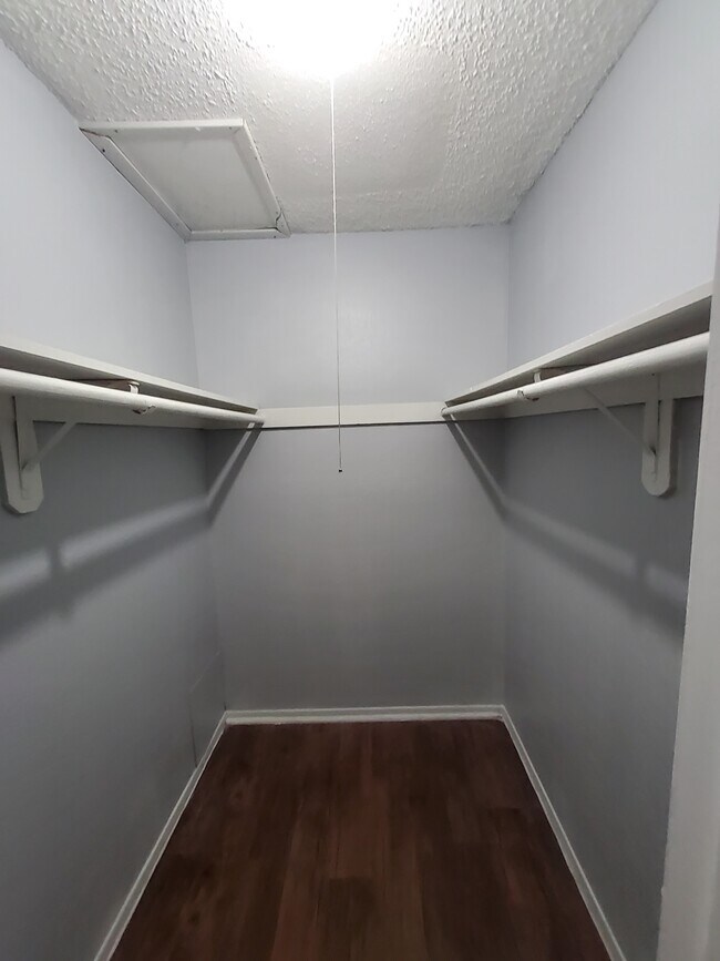 Building Photo - 10151 Inwood Hollow Ln