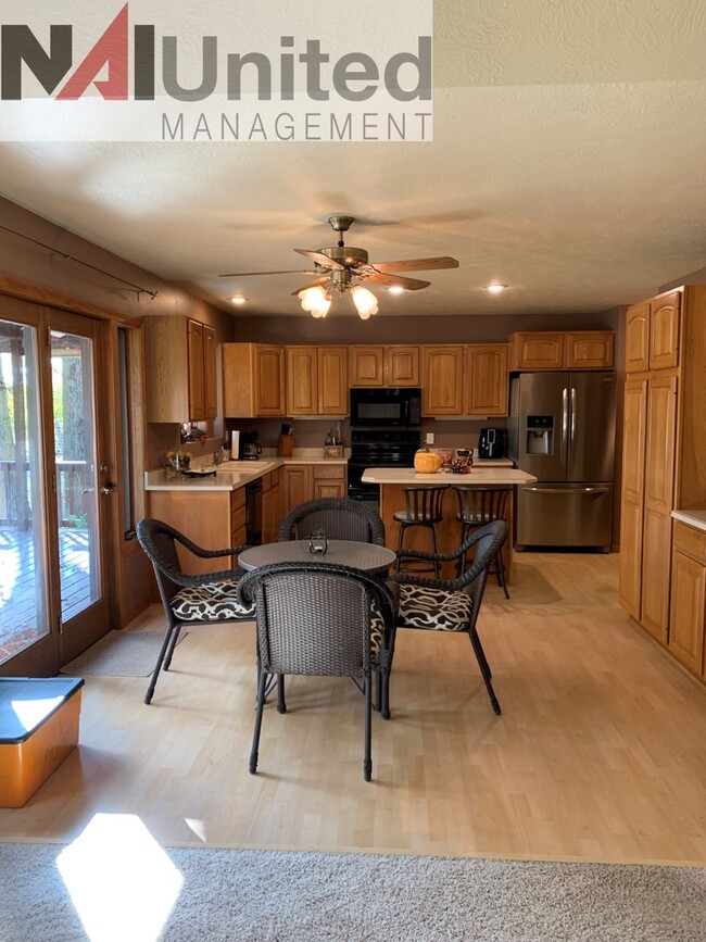 Building Photo - House for Rent 3 BR, 2 bath house, main floor laundry, 2 fireplaces, attached garage, Dakota Dunes