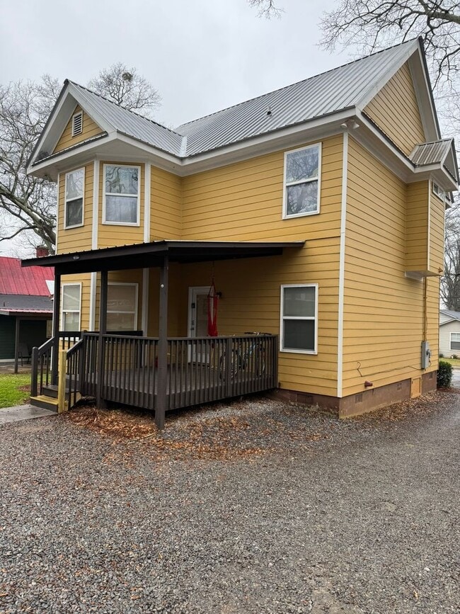 Building Photo - 4 Bedroom Downtown Beauty!