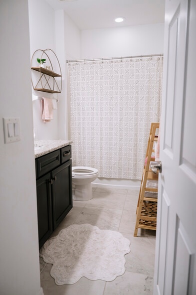 Second bathroom - shower + tub - 2471 Golden Pasture Cir