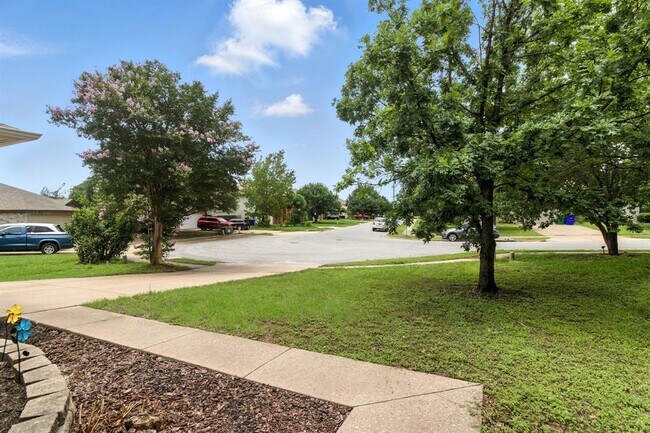 Building Photo - 2402 Glen Field Dr