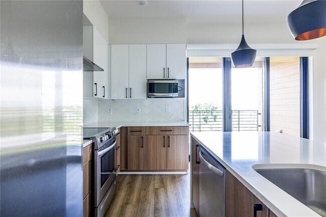 Building Photo - 112 Rogers St NE