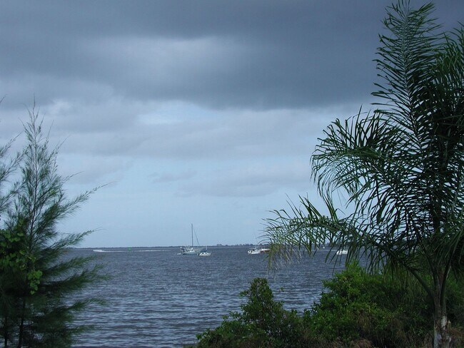 Building Photo - 1903 Robalo Dr