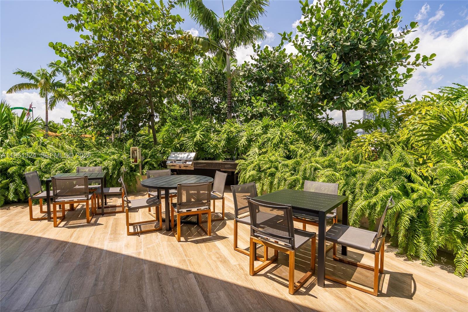 Building Photo - 700 NE 24th St