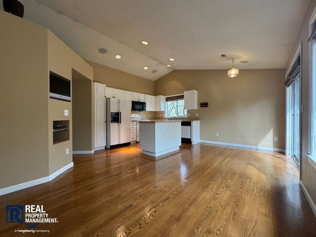 Building Photo - 3 Bedroom, 2 Bath Puyallup Home with 3-Car Garage & Spacious Fenced Yard!!