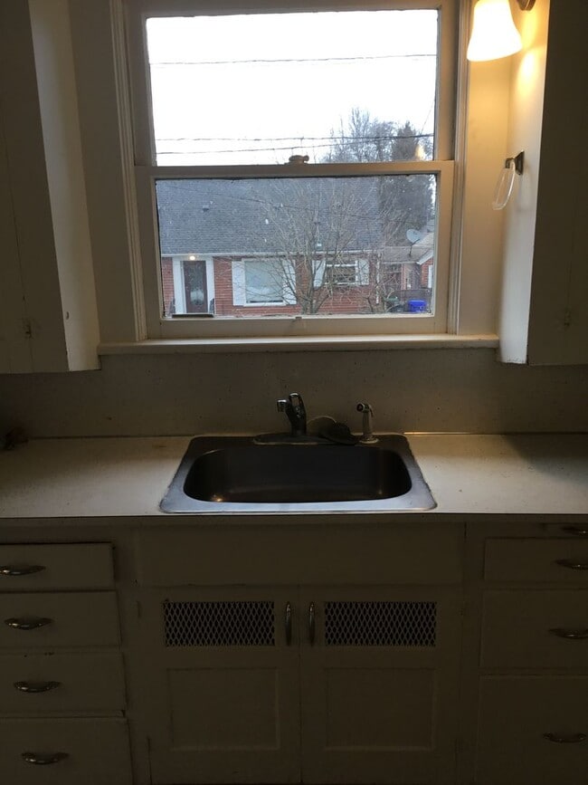 Building Photo - VINTAGE CHARM