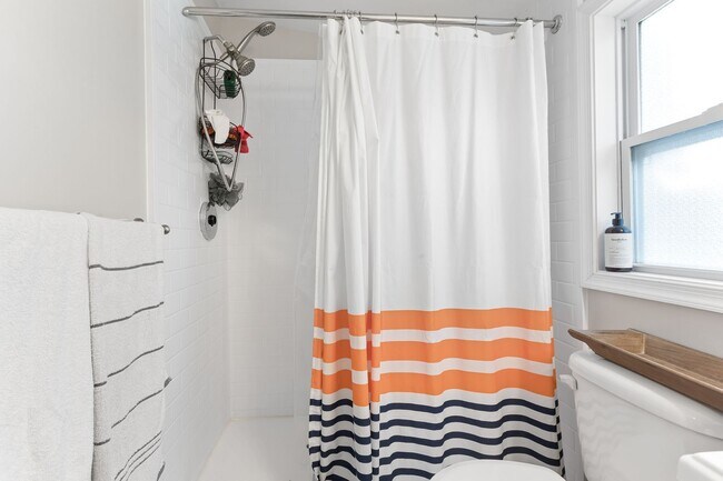 Building Photo - Renovated Bayview Beach Home!