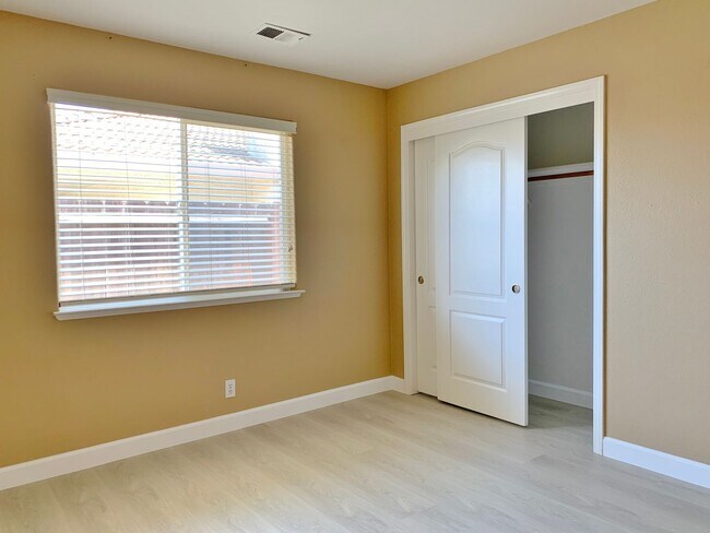 Building Photo - 4 Bedroom Home in Hollister