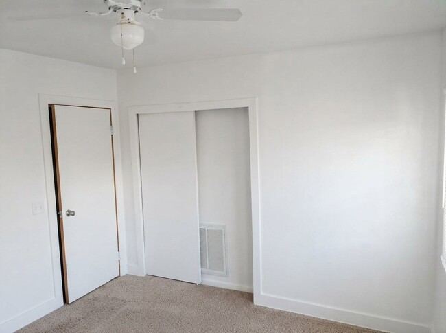 Building Photo - 222 Rosehill Ave