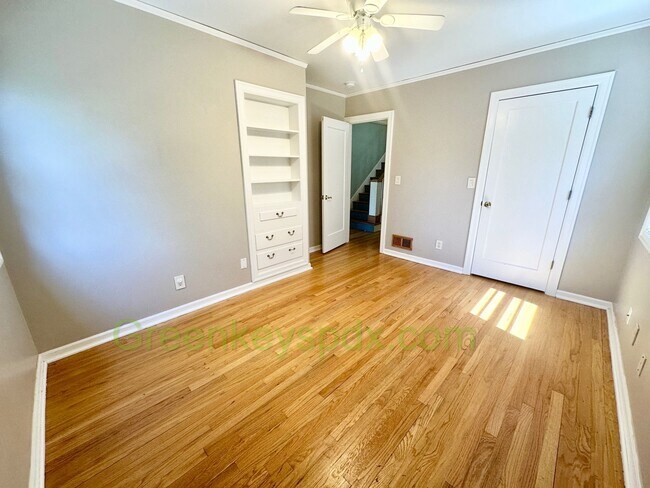 Building Photo - Huge 4 Bedroom 2 Bath House across from Rose City Golf Course