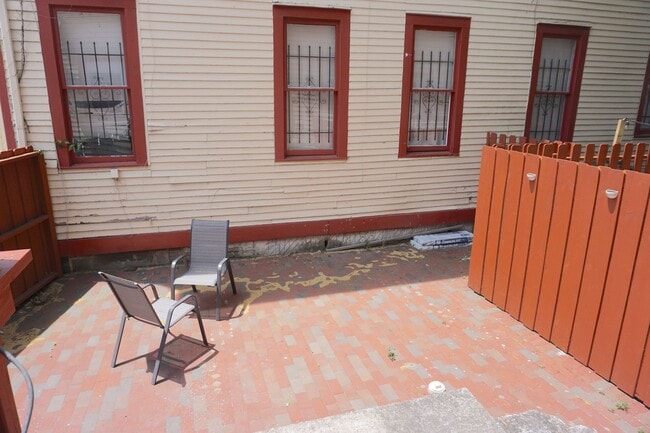 Building Photo - 301 W Waldburg St