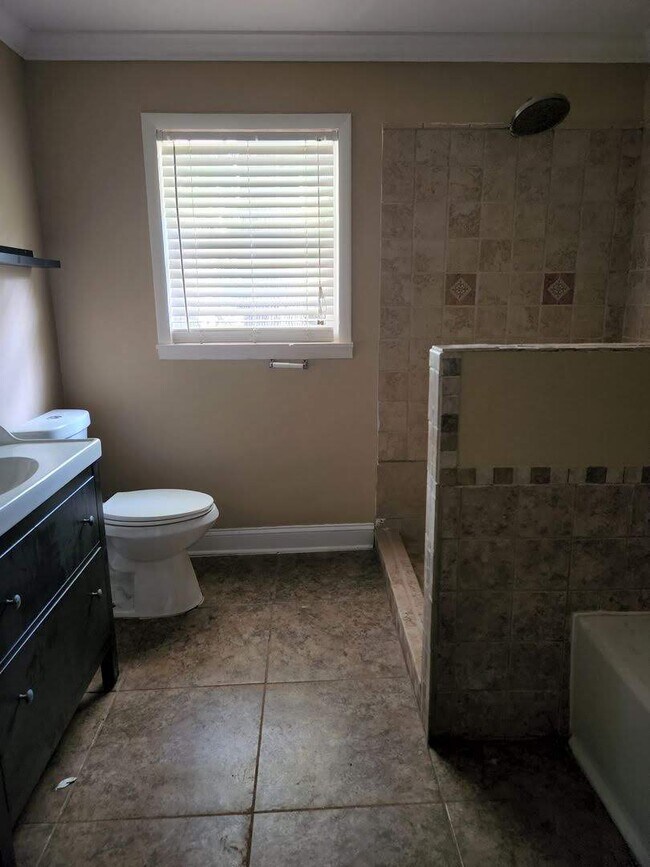 Building Photo - 204 Irongate Dr